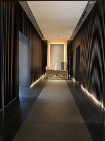 ザ・パークハウス西麻布レジデンスのエントランス|エントランス正面はコンシェルジュカウンターです。