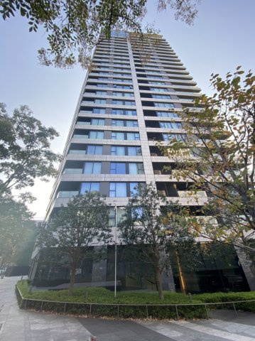 ザ・パークハウス西麻布レジデンスの外観|メインエントランスは裏通り側にありプライバシーが保たれます。