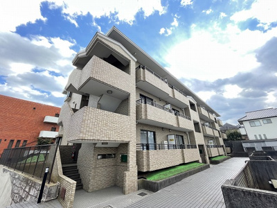 【外観】 | アンジェレ藤が丘 | 東急田園都市線「藤が丘」駅まで徒歩10分！鉄筋コンクリートの3階建てマンションです♪通勤通学はもちろん、お買い物やお出かけにもGood☆