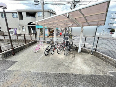 【その他共用部分】 | アンジェレ藤が丘 | 屋根付きの駐輪場で雨が降っても大切な自転車が濡れなくてすみますね☆荷物が重いときに自転車があれば助かりますね！
