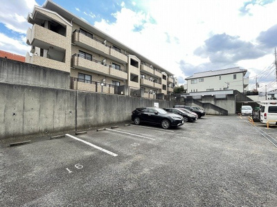 【駐車場】 | アンジェレ藤が丘 | いつでも目の届く敷地内に駐車場があります♪お車をお持ちのファミリーさんにオススメです☆