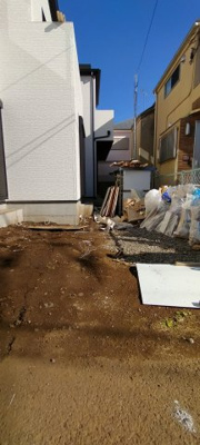 【駐車場】 | グラファーレ　小平市小川町 | 前面道路は閑静な住宅地の通りとなるため、車通りは多くありません。 安心して車庫入れ可能。