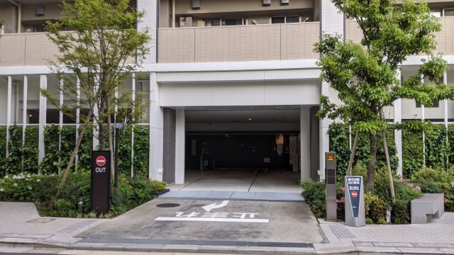 ブリリアザタワー東京八重洲アベニューのエントランス|駐車場、車寄せ入口
