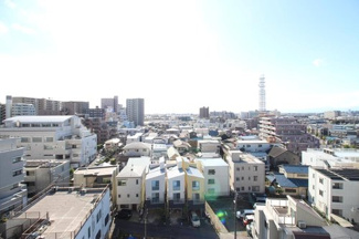 【展望】 | 街並みが見下ろせる眺望も嬉しいですね♪バルコニーから海を遠望出来ます♪