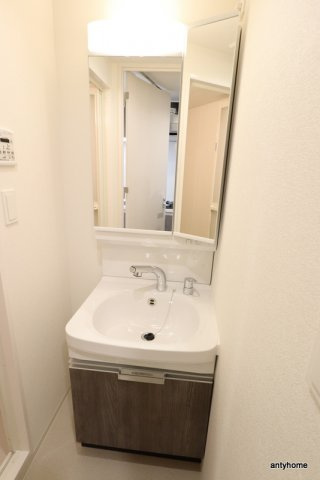 プレサンスOSAKA西中島リエゾン　仲介手数料無料の洗面所