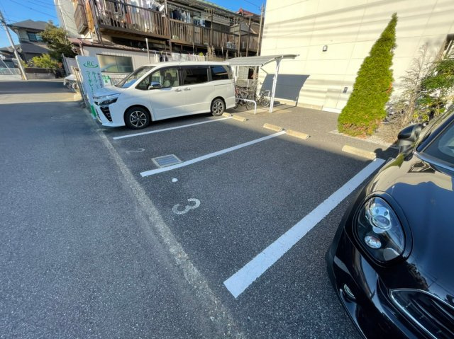 フォーレ飯山満の駐車場