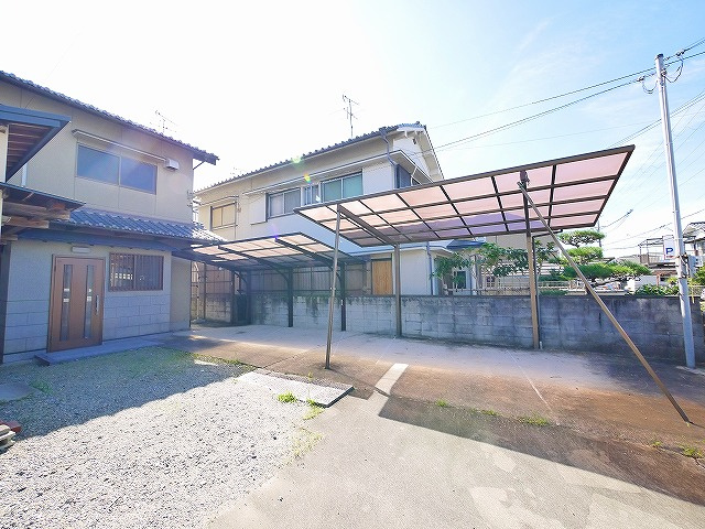 西九条山本邸の駐車場|駐車場完備です