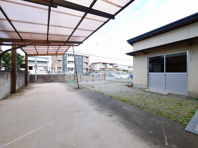 西九条山本邸の駐車場|駐車場に車を止められます