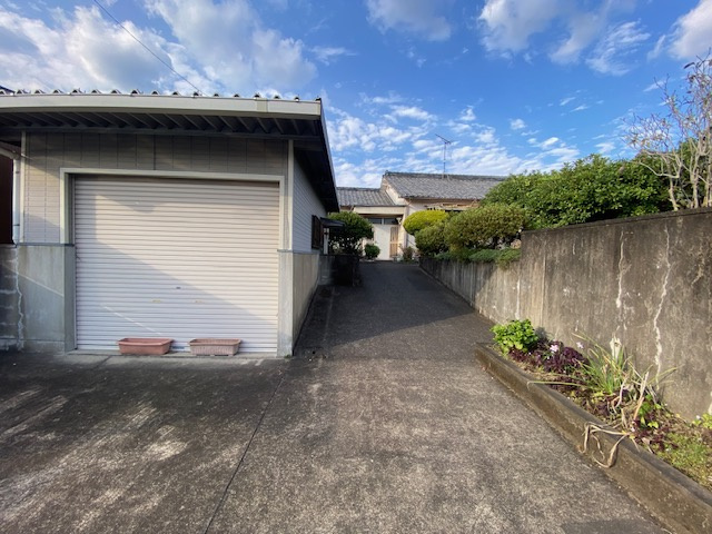 都城市広原町の中古一戸建の駐車場