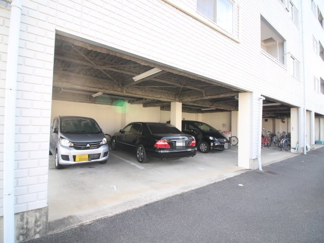 アミュゾン菱川の駐車場|車をお持ちの方に嬉しい駐車場付きの物件です