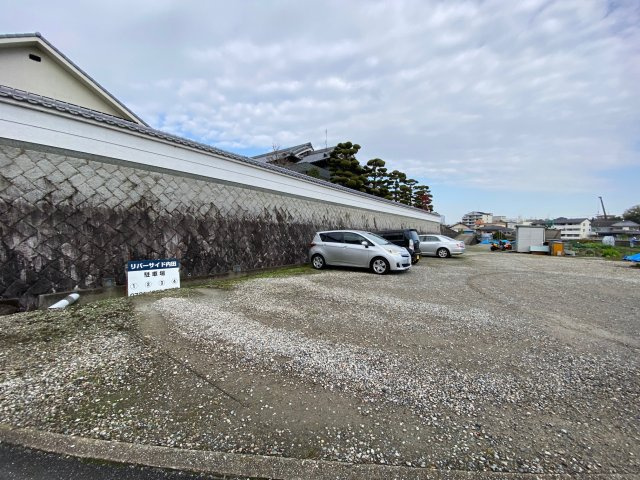 リバーサイド内田の駐車場