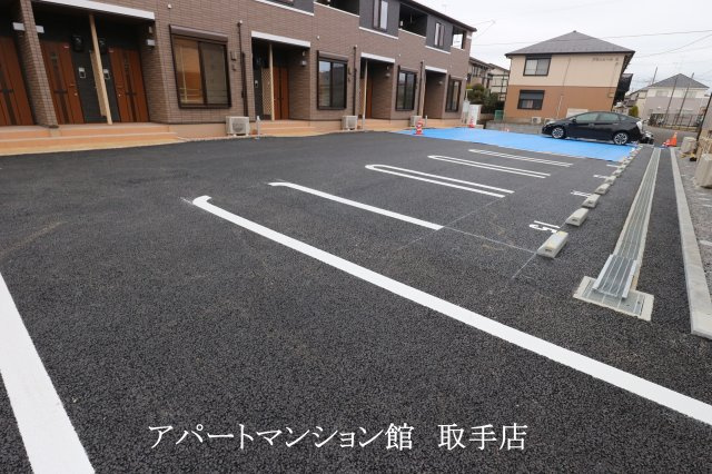 ソレイユルナの駐車場