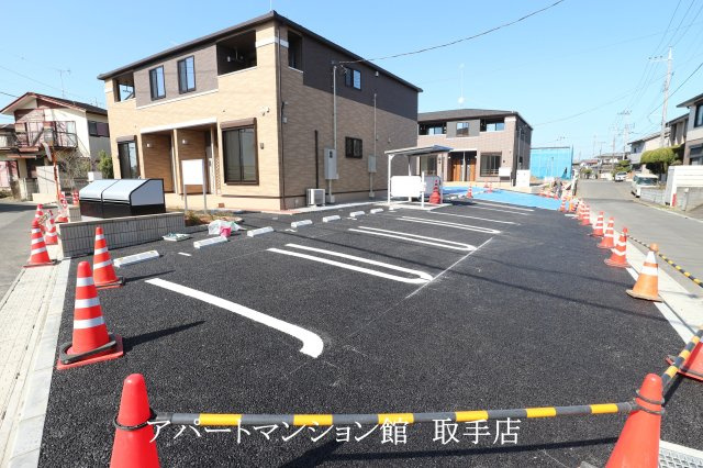 ソレイユルナの駐車場