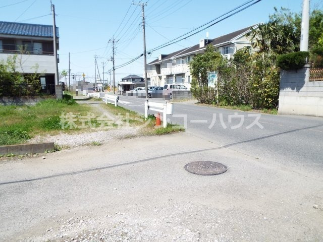 【前面道路含む現地写真】 | 加須市旗井 土地 | 角地につき、近隣建物による圧迫感があまり感じられません。