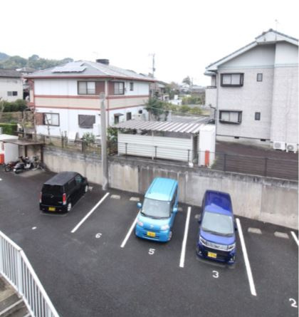 サンモール【キャッシュバック対象物件】の駐車場|車をお持ちの方に嬉しい駐車場付きの物件です