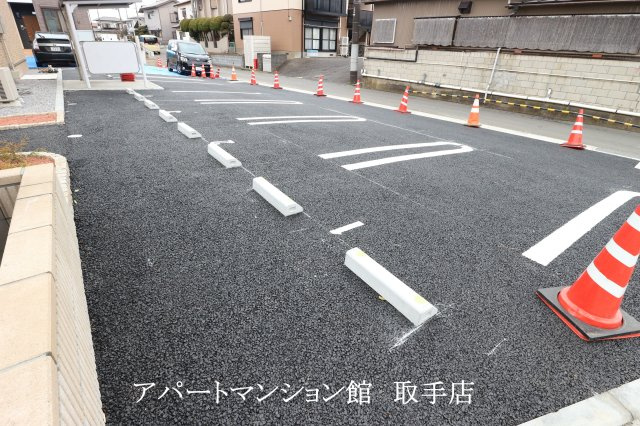 ソレイユルナの駐車場