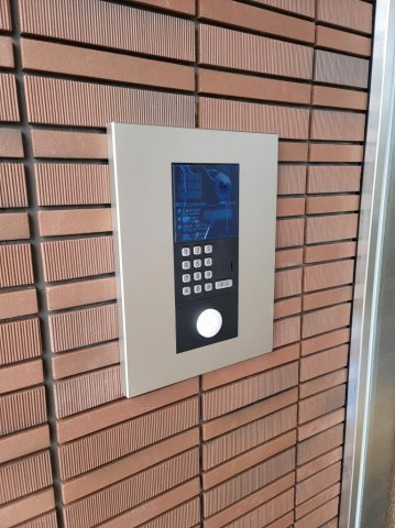シャーメゾンSIRENAのエントランス|オートロックのシャーメゾンマンションです。鍵をかざすだけでロックが解除（エントランス自動ドア）されます！