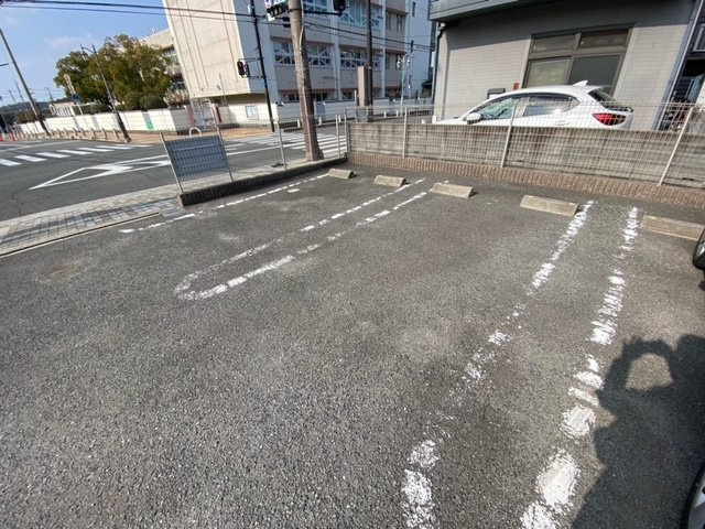 ロイヤルアイフティの駐車場