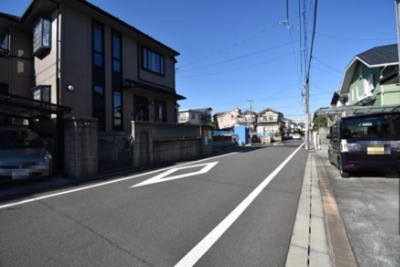 【前面道路含む現地写真】 | 八王子市散田町２丁目　B号棟 | 前面道路　東側6ｍ公道