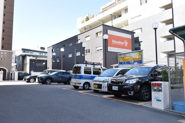コーラルポワント難波WESTの駐車場