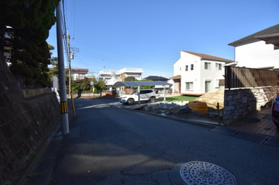 【前面道路含む現地写真】 | 八王子市絹ヶ丘21-1期 | 最寄り駅から徒歩9分の立地ながら、エントランス前面は車通りも少なく、お子様の通学も安心です。