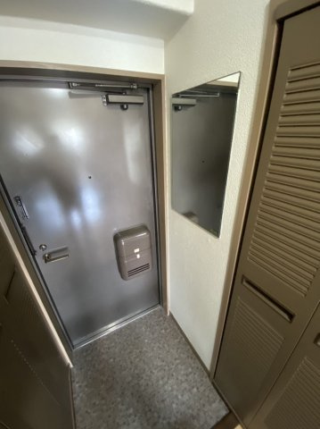 ファミリオン御所の玄関|ファミリオン御所（1K）　玄関