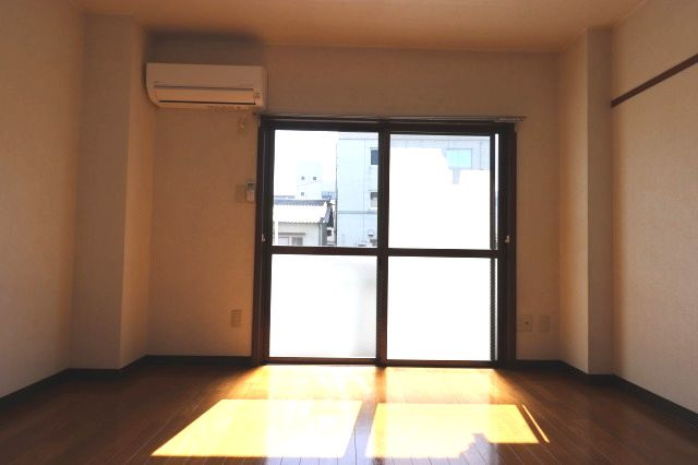 ジョイフル大川筋の洋室|ゆったり過ごせるリビングです
※反転の場合あり