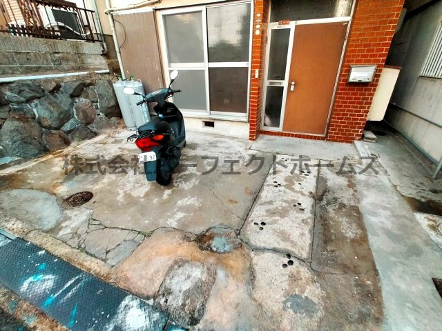 枚方市池之宮３丁目の一戸建ての駐車場|車をお持ちの方に嬉しい駐車場付きの物件です