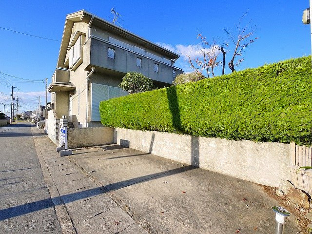 白毫寺町一戸建ての駐車場|2台目の駐車スペースもございます。