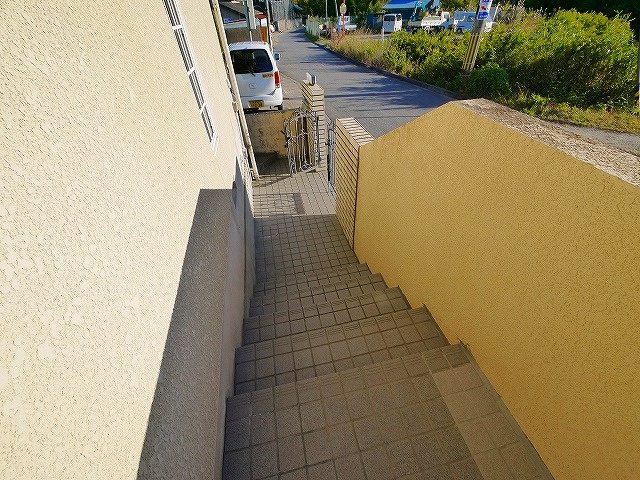 白毫寺町一戸建てのエントランス|きれいなエントランススペース