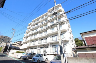 【外観】 | 安心の新耐震基準で建築されたマンションのキレイな外観です！清水ヶ丘公園に隣接した緑豊かな好立地です♪