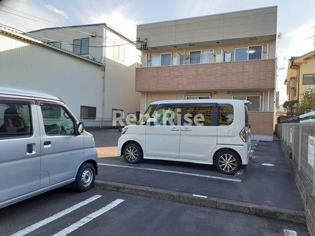 プリムローズ彦田の駐車場