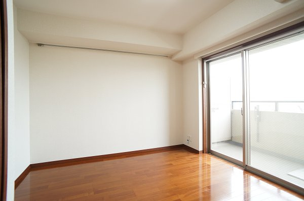 エスティメゾン亀戸の居間・リビング|ワイドで明るい洋室7帖♪