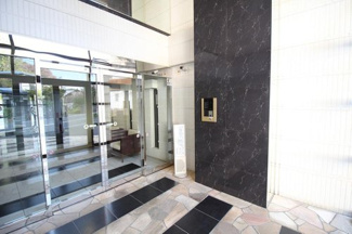 【エントランス】 | 防犯上安心のオートロック機能付きマンションです♪