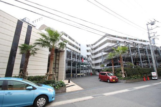 【外観】 | ロビーにはシャンデリアや敷地内に自動販売機等を完備した平成２３年築の新耐震基準マンションです♪