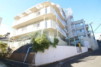 【外観】 | 便利な「衣笠」駅徒歩8分の好立地に建つマンション外観です！安心の新耐震基準で建築されたマンションです！