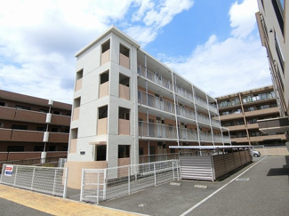【外観】 | 東急東横線「大倉山」駅より徒歩8分！鉄筋コンクリートの4階建てマンションです♪スーパーやコンビニが近くて便利な住環境です☆