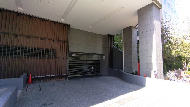 ブリリアウェリス月島の駐車場|車路出入口