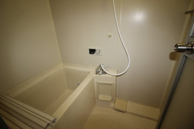 メゾネット駒形の浴室