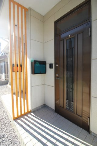 メゾネット駒形の玄関