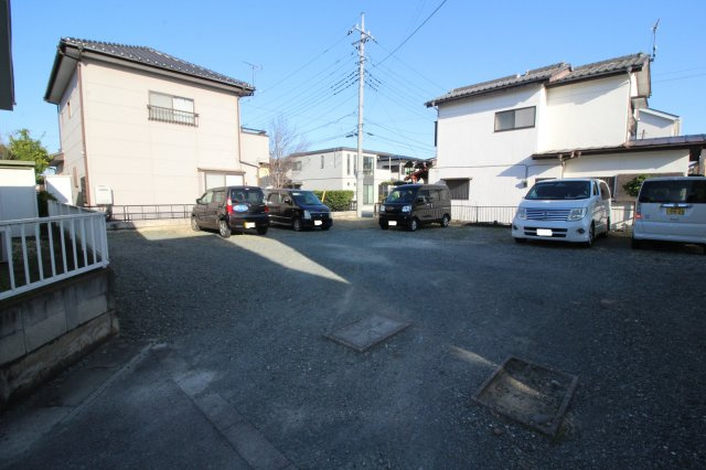 メゾネット駒形の駐車場