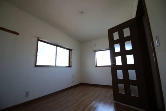 メゾネット駒形の洋室