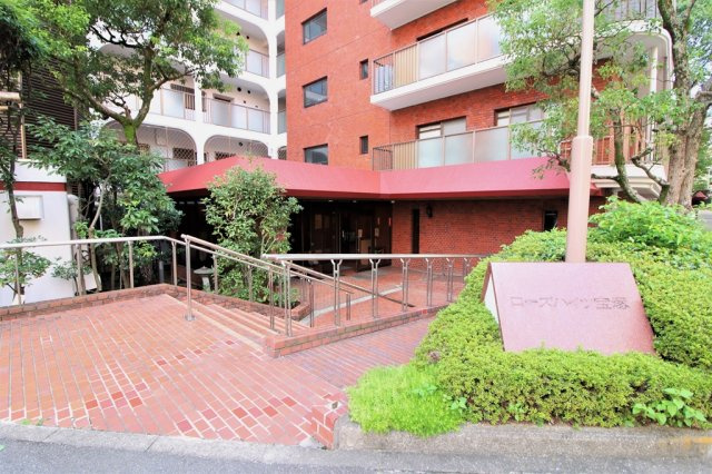 宝塚市栄町２丁目の中古マンションのエントランス