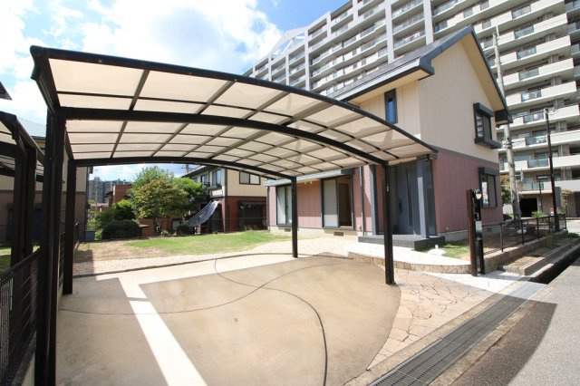 宝塚市すみれガ丘２　中古戸建の駐車場