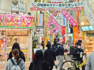 【周辺】 | とても人通りの多い商店街に面しています。