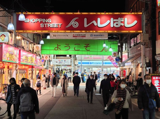 【周辺】 | 活気に溢れる石橋阪大前商店街です。