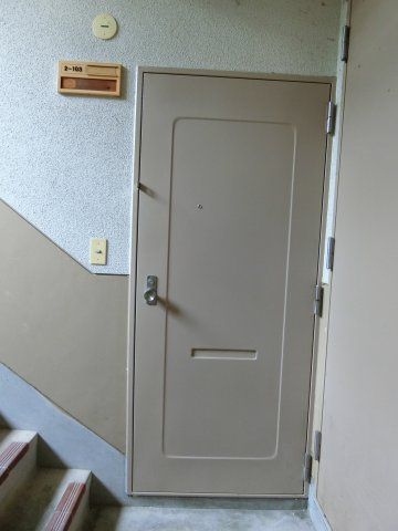 ビレッジハウス青木2号棟の玄関|イメージ105号室の写真（反転あり）