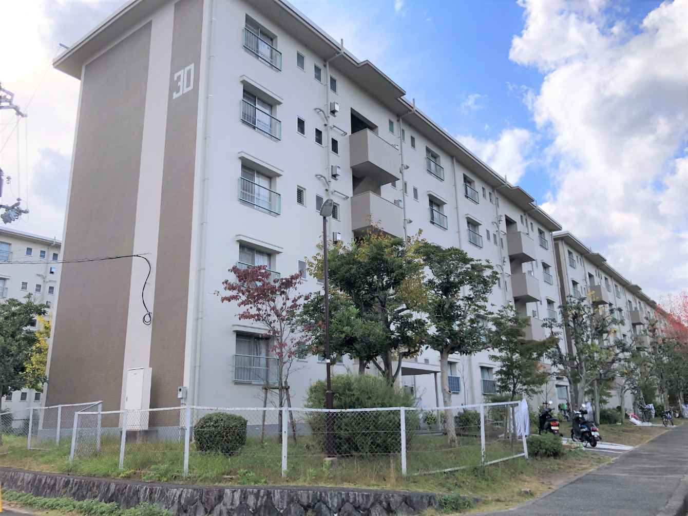 箕面市粟生間谷西４丁目の中古マンションの外観