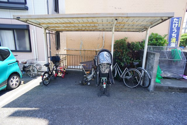 エステート宮久保Ｆ棟のその他共用部分|共用部には駐輪場・ゴミストッカー♪
