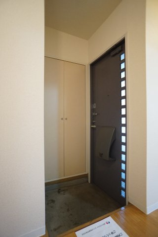 エステート宮久保Ｆ棟の玄関|玄関には大型シューズBOXを設置♪